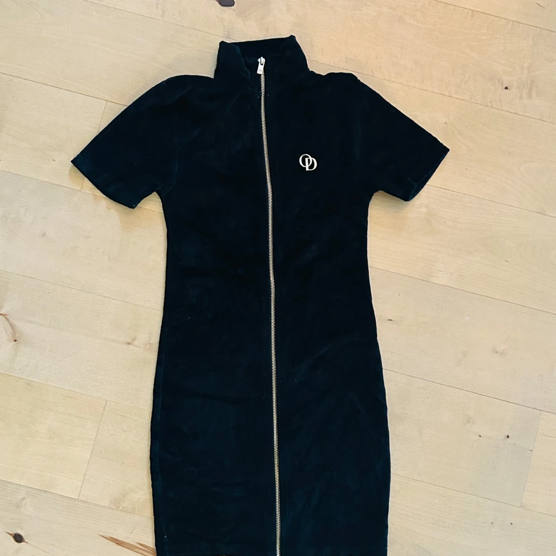 Jättefin kort svart velour klänning mini klänning The Odolls uk xxs