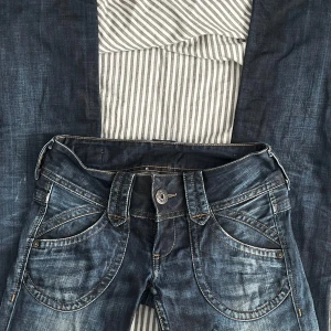 Vintage lågmidjade bootcut jeans  - SÅ snygga och ordentligt lågmidjade jeans från pepejeans. Jensen sitter thight längs låren och har en utsvängning vid benslutet. Använda fåtal gånger. Midjemått: 35cm, Innerbenslängd: 83cm 