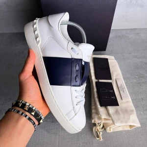 Valentino open skor - Valentino open navy | skick 9,5/10 topp notch | allt og ingår! | storlek 41 passar större | skriv vid frågor 