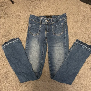 Blå jeans med fransar - Snygga lågmidjade blå jeans med fransar vid bensluten, jag säljer dessa då de är för små för mig tyvärr. Kontakta för mer information!!💗