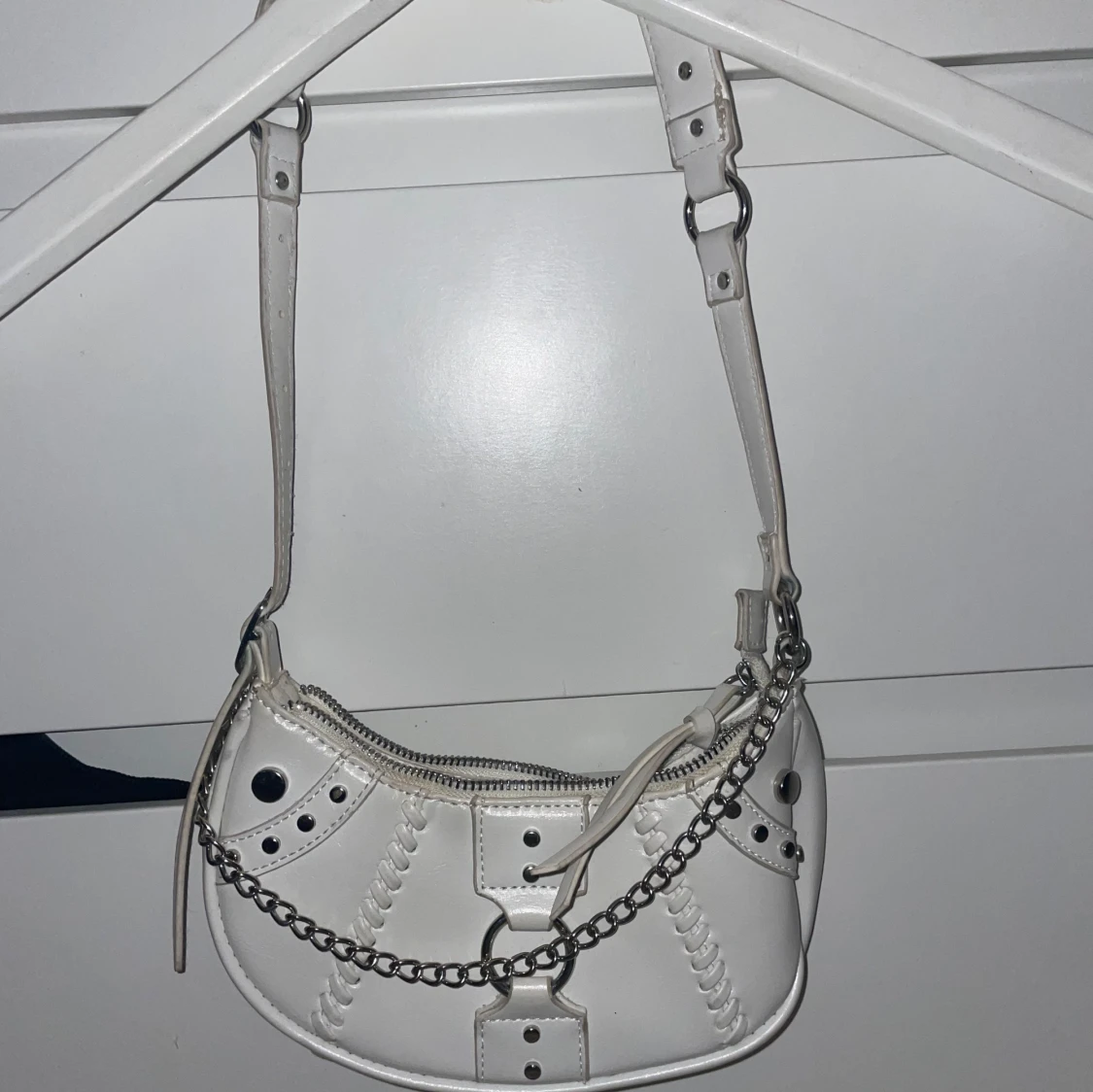 Vit axelväska med kedjedetalj