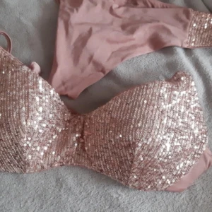 Rosa bikini med paljetter från Calzedonia - Snygg rosa bikini från Calzedonia med glittriga paljetter på överdelen.   Stolek S,  denna bikinin säljs inte längre därvar priset 