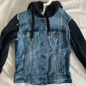 Jeansjacka  - Snygg jeansjacka med sweatshirtärmar och huva från H&M! Storlek 34, säljer pga att den inte passar mig längre. Pris går att diskutera 💙
