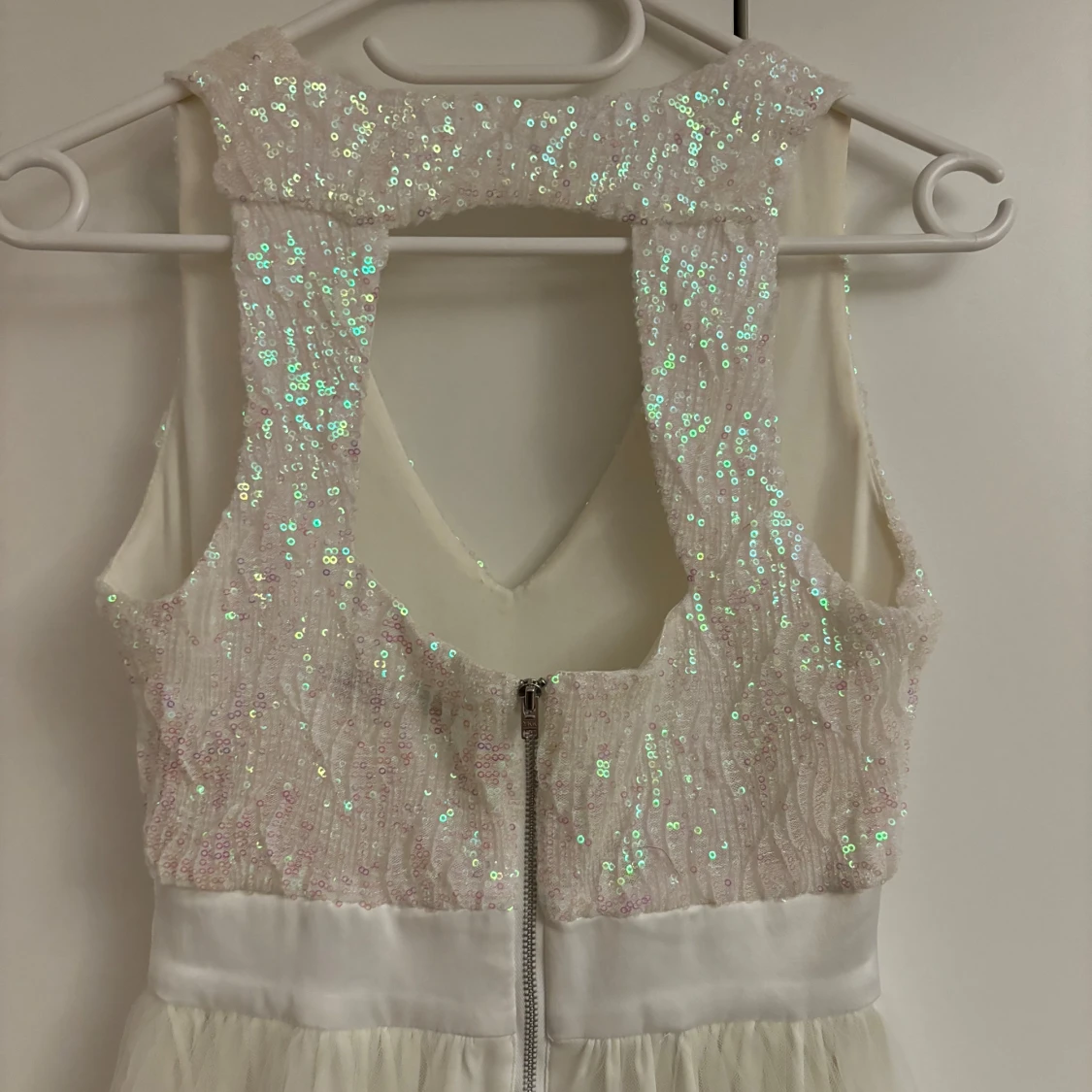 Vit glittrig klänning med rosett - 3