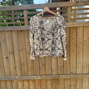 Säljer en otroligt vacker blus Från märket Odd Molly i storlek 1 som enligt deras storleksguide motsvarar en storlek S.  Mycket fint skick, jag hittar inga synliga anmärkningar eller defekter.  