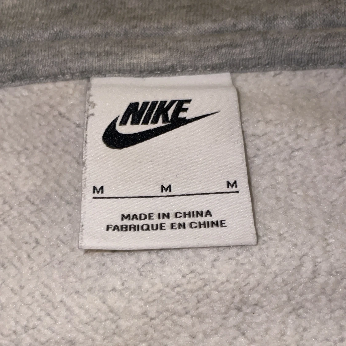 Grå tröja med dragkedja från Nike - 2