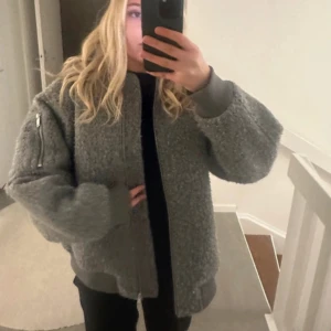 Grå teddyjacka med dragkedja - Slutsåld bomberjacka från hm! Normal i storleken 