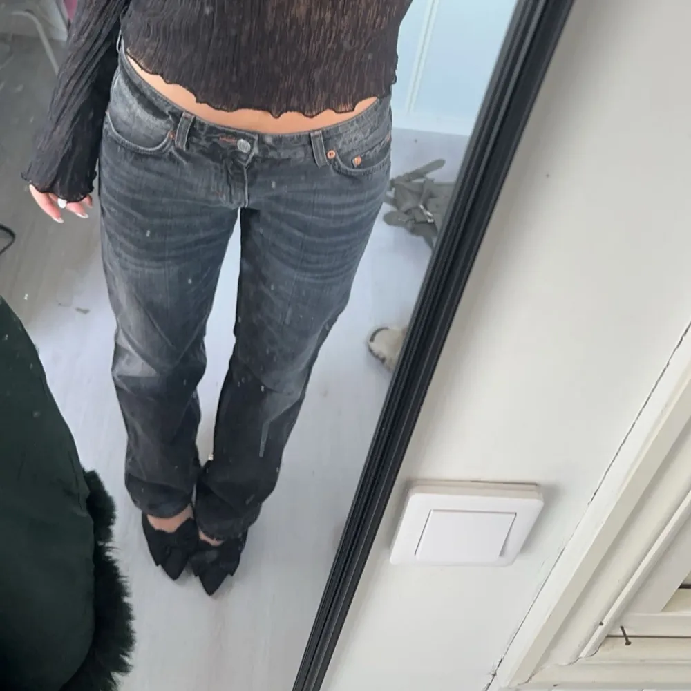 Lågmidjade raka jeans från weekday i mycket bra skick. Stl 26/30 och passar mig som vanligtvis har S/M i byxor!! Nypris ca 600 kr. Farkut & Housut.