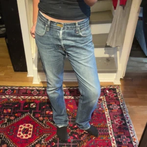 Blå jeans från Lee - Säljer ett par klassiska vintage low waist, straight Lee jeans i storlek W31 L32. Jeansen är skapade i 100%cotton. Perfekta till stockholsmstil men även till egenvald stil. Otroligt bekväma och enkla att röra sig i.