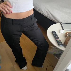 Svarta kostymbyxor - Snygga svarta kostymbyxor med låg midja, bootcut och slits