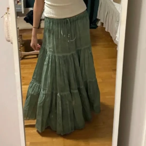 Zara kjol  - Snygg kjol från zara, har prislappen kvar. Storlek S men passar flera.