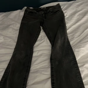 Svarta jeansbyxor - Snygga svarta jeansbyxor från Gina Tricot . Dom är bootcut och ska vara lågmidjade. Det är från serien y2k perfect fit 