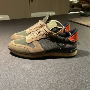 Valentino rockrunners  - Säljer mina valentino rockrunners. Skick 7/10. Använda ganska mycket men har inga defekter och är fortfarande i bra skicka. Nypris runt 6000 kr. Mitt pris är 1149 kr. Kan gå ner i pris vid en snabb och bra affär💸👍
