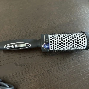 Värmeborste - INTRESSEKOLL! Hade tänkt att sälja den här och köpa en storlek mindre men det funkar som den ska! Den är ifrån cera och är använd men är i nyskick skriv för fler bilder och priser går att diskutera!💕