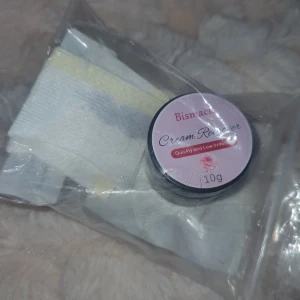Cream Remover - Bismack Cream Remover i en liten burk på 10g. Produkten är avsedd för att snabbt och skonsamt avlägsna fransförlängning. Förpackningen är kompakt och lätt att ta med sig. Perfekt för frans borttagning utan irritation.