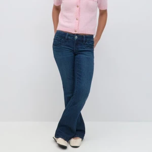 Blå bootcut jeans - Snygga blå bootcut jeans med en klassisk design. De har en hög midja och en bekväm passform som ger en smickrande siluett. Perfekta för en avslappnad stil. De är använd ett få tal gånger men perfekt kvalitet💞 skriv för frågor eller mer bilder 