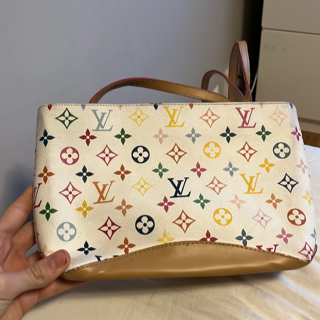 Vit axelväska med färgglatt mönster - 1