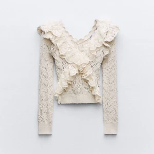 Utsåld zara långärmadtröja  med volanger  - Säljer en utsåld / utgången från lagret eftertraktad tröja från zara i storlek S som är långärmad med en v ring och detaljer. Är som ny och inga defekter då den är använd en gång. 