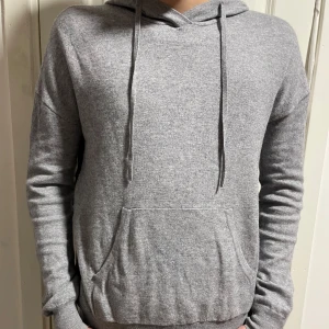 Kashmir hoodie - J Lindeberg kashmir hoodie | Storlek XS | Skick 8/10 | Längd på modellen 170 | Fler frågor? Kontakta oss |