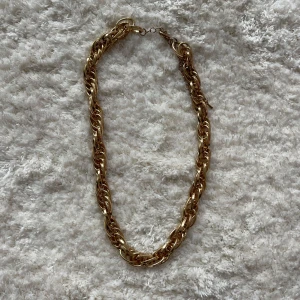 Kedja från Nelly - en tjock ”guld” kejda inköpt från Nelly