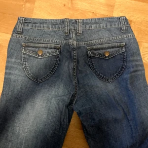 Kick flare jeans - Flare jeans med snygga back fickor, Köpt på plick för 600kr, säljer därför är för långa för mig. Midjemått: 38cm innerbenslängd: 74cm Rise: 19cm. Skriv om funderingar 💞💞