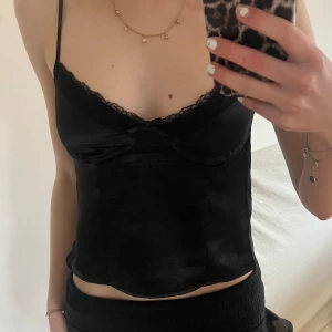 Söt topp - Super söt siden topp! Den har en dragkedja på sidan🤍