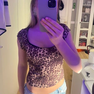 Leopard tröja  - Helt ny och jätte snygg u-ringad t-shirt med leo-print. Säljer då den inte kommer till användning 💞