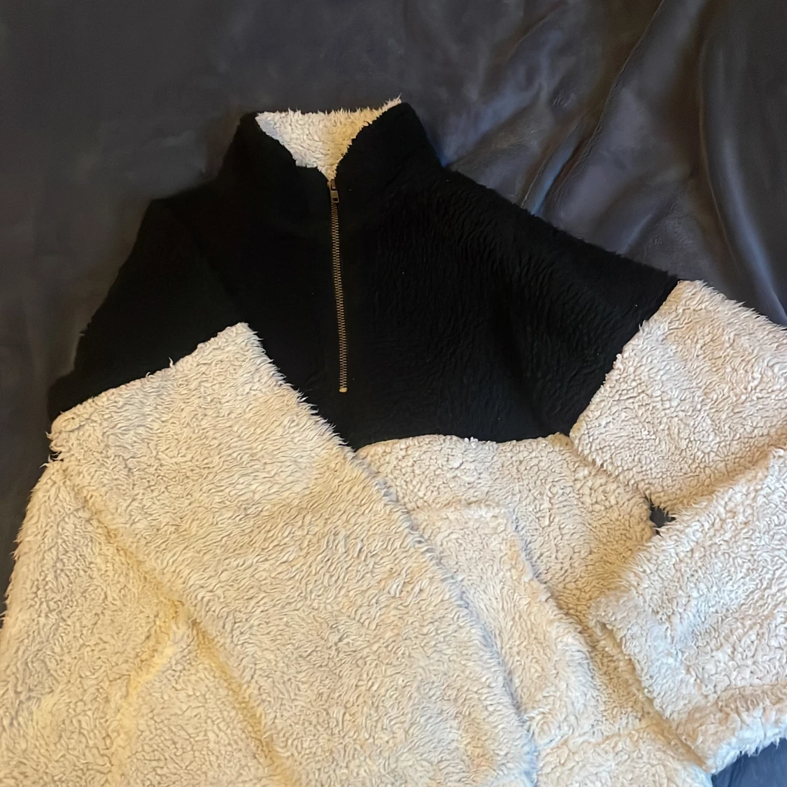 Svart och vit teddyjacka