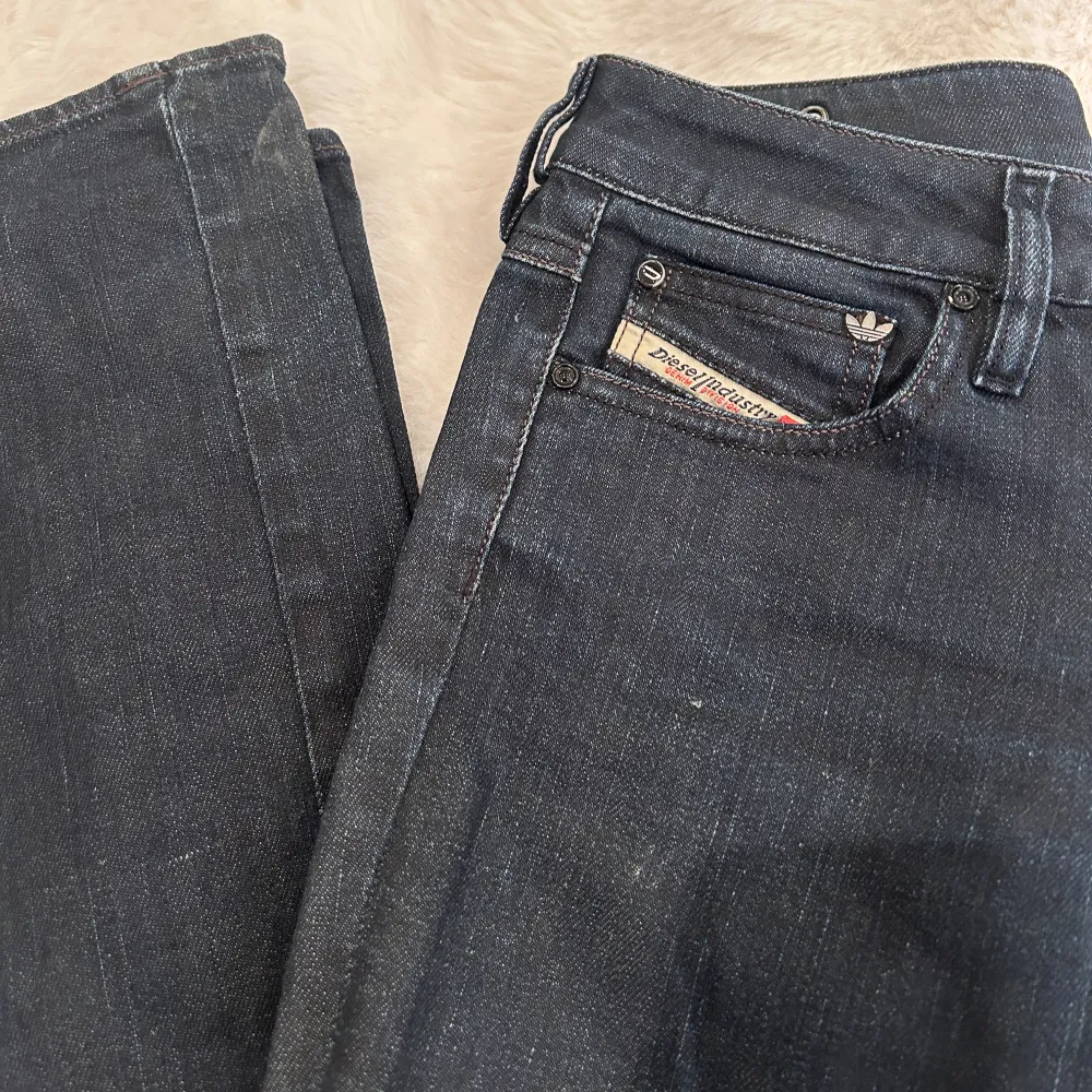 Så snygga lågmidjade jeans i storlek 28/32 (passar även till 25/32 och upp). Diesel X Adidas, svarta bootcut. Farkut & Housut.