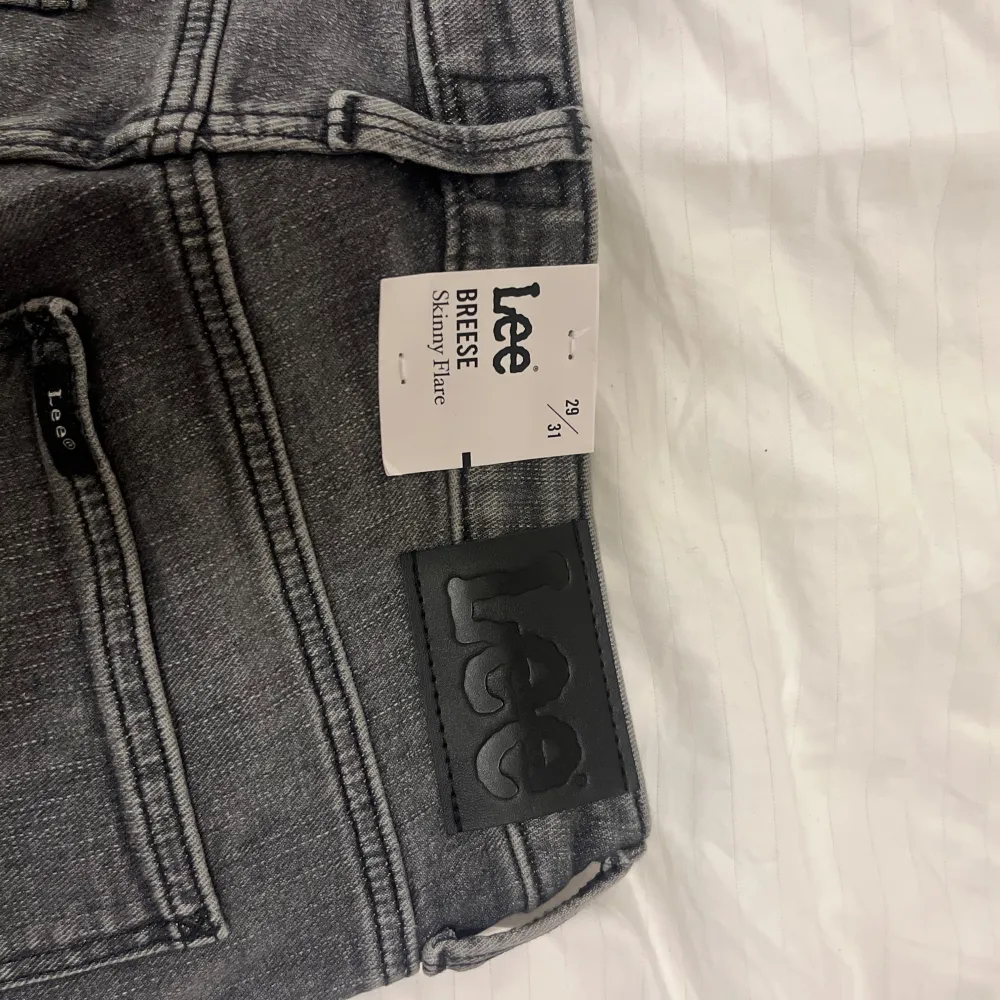 Aldrig använda med lapp kvar, gråa Lee jeans med bootcut i storlek 29 och 31 i längd (se bild) endast på testade och säljes då dom var för stora på mig. Köpte för 1200 säljes för 750 + frakt. . Farkut & Housut.