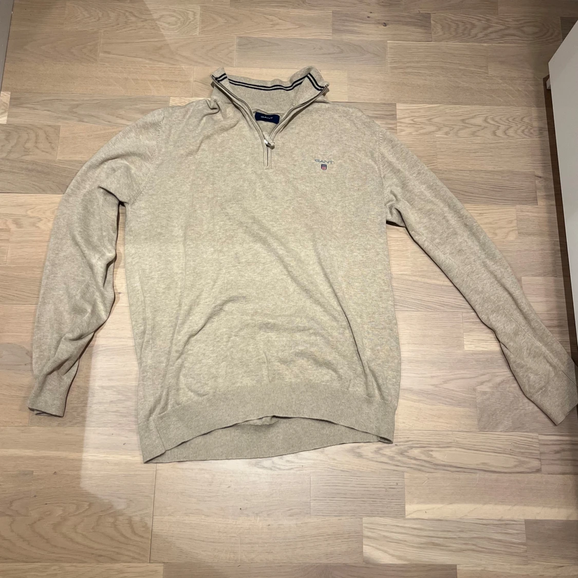 Beige tröja med dragkedja från Gant - 2