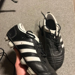 Adidas adinova FG - Klassiska äldre dojjor från adidas i läder, storlek 42. Inte använda många gånger