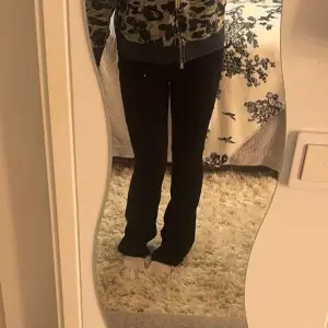 Säljer mina true religions för dom var för stora för mig 💁‍♀️ bara provat en enstaka gång och sen har dom fått ligga i garderoben i typ 3 månader, så dom är som nya 🤷🏼‍♀️ i modellen ”Becca”!! 💕💕nypris: 1299kr