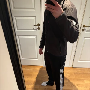 Svart jacka från Helly Hansen - Säljer en svart jacka från Helly Hansen med dragkedja och logga på ärmen. Jackan är lite fodrad men fortfarande tunnare än en vinterjacka vilket gör den perfekt nu till våren. Skick är 8/10 då den är använd men utan defekter