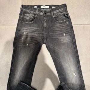 Helt nya Replay Anbass Slim Fit 29 - Helt nya/ Aldrig använts. Replay Anbass Jeans Svarta. Storlek Slim fit 29