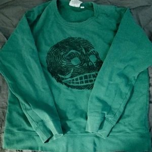 Cheap Monday Sweatshirt ☆ - Säljer min coola cheap monday skull fingerprint sweater!!! sitter perfekt, väldigt vid och baggy passform men inte för lång. den är typ stark knallig mörkgrön :3 säljer pga behov av extra inkomst,,, pris kan diskuteras!!!