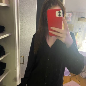 Svart blus från JDY - Snygg svart blus från JDY i storlek XS. Blusen har långa ärmar och knappar framtill, perfekt för en stilren look. Passar bra till både jeans och kjol.