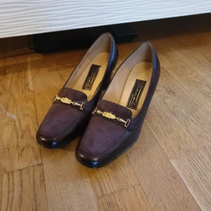 Mocka & läder skor - Fransi Copenhagen - Fransi Copenhagen pumoskor köpta i vintage butik men aldrig använt. Behöver klackas om bara. 4cm klack. Storlek 4 ½