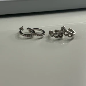 Ur o Penn örhängen - Säljer dessa två örhängen för 25kr❤️