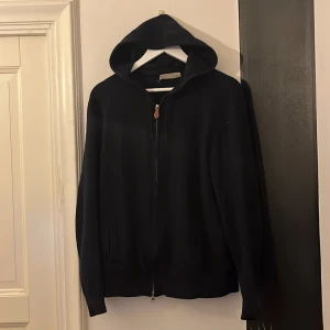 Mörkblå Kashmir/Cashmere zip hoodie - Säljer en stilren mörkblå hoodie i kashmir från Sayless med dragkedja och huva. Den har inga defekter och är perfekt nu inför våren. Lämnar in paketet snabbt. Mitt pris 699. Är öppen för prisförslag. Kontakta mig om ni undrar något 😃