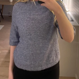 Blå tröja från & Other Stories - Säljer en stilren grå tröja från & Other Stories. Tröjan har trekvartsärmar och en rund halsringning. Perfekt för en avslappnad look. Passar bra till både jeans och kjol. Storlek S