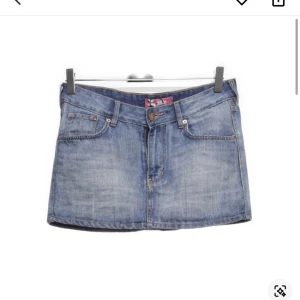 Jeanskjol från H&M/Sellpy - Köpte denna jeanskjol på Sellpy men säljer då den tyvärr inte passade mig. Midjemått 39cm rakt över. Skriv privat för fler bilder. Pris kan diskuteras 