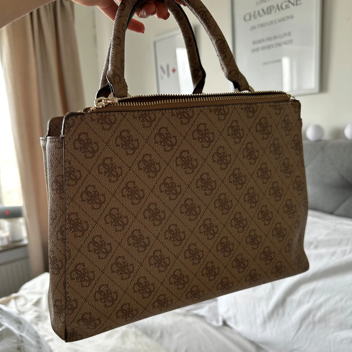 Brun handväska från Guess - 1