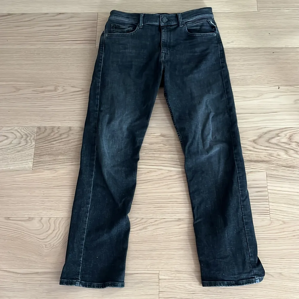 Snygga svarta jeans från Replay med klassisk femficksdesign och knappgylf. Perfekta för en stilren look. Märkesdetaljer på fickan ger en extra touch. Knappt använda och säljer det riktigt billigt.. Farkut & Housut.
