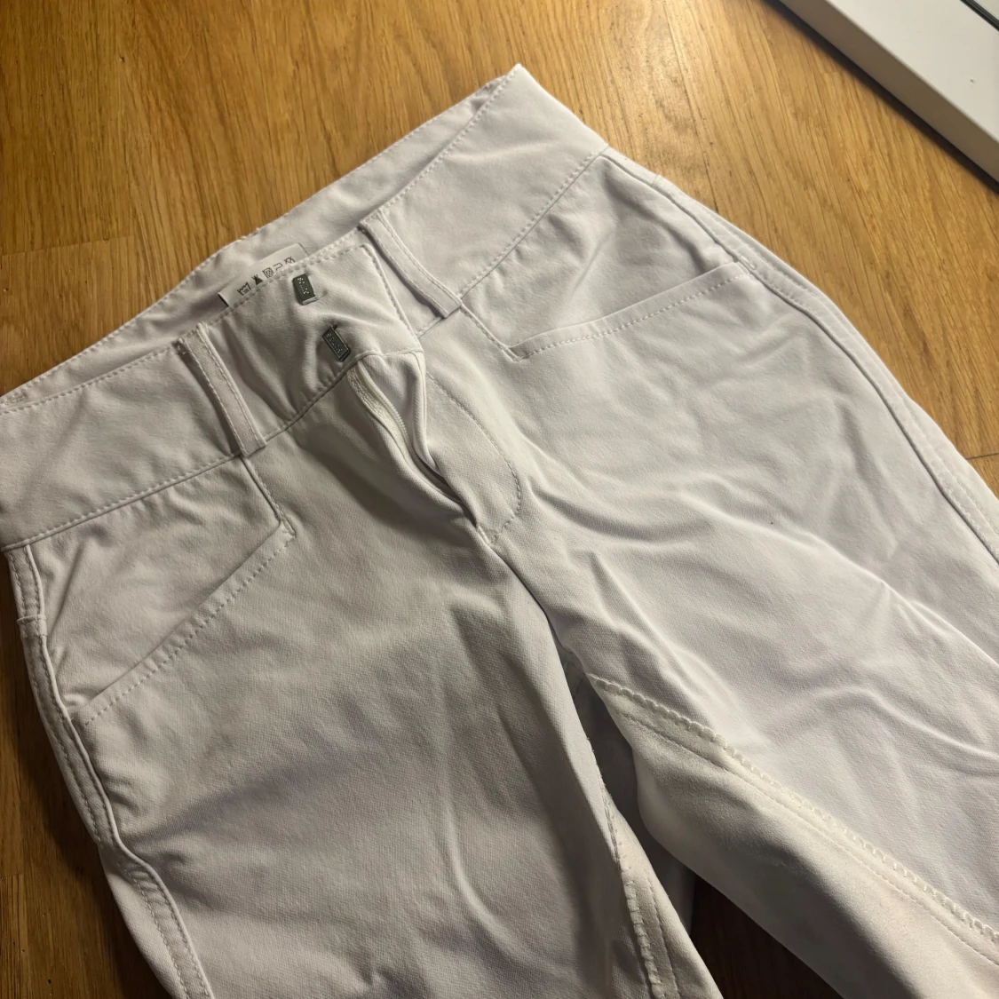 Vita ridbyxor från Karslund - 1