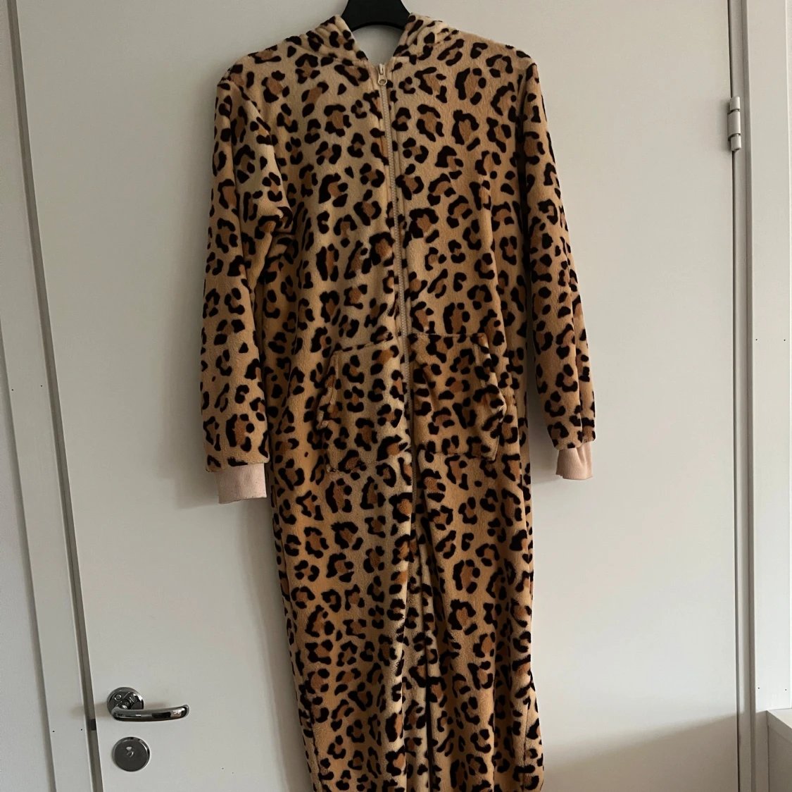 Leopardmönstrad onesie med dragkedja