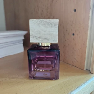 Rituals Nuit de I'Himalaya parfym - Säljer Rituals Nuit de I'Himalaya parfym I travelsize 15ml. Doftar otroligt gott men måste dessvärre rensa bland mina parfymer. Se bild för hur mycket den är använd. Doftnoter: Rosépeppar, himalayapion och cederträ 🌷