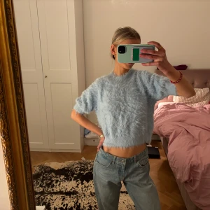 Ljusblå lurvig tröja - Supersöt lurvig tröja med kort ärm i en fin ljusblå färg, så skönt material! Storlek M men lite croppad i modellen så passar S och även XS bra🩵