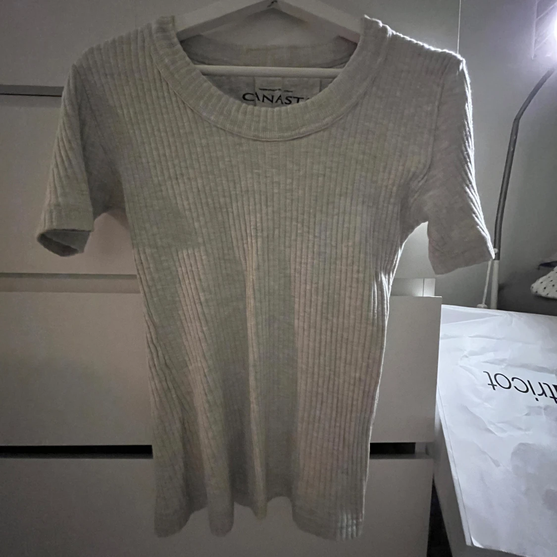 Grå ribbad t-shirt från Canast