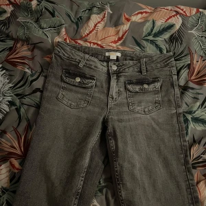 Grå jeans Gina tricot - Bootcut jeans med fina fickor, endast använda 3 gånger så i fint skick! Från barnavdelningen och storlek 170